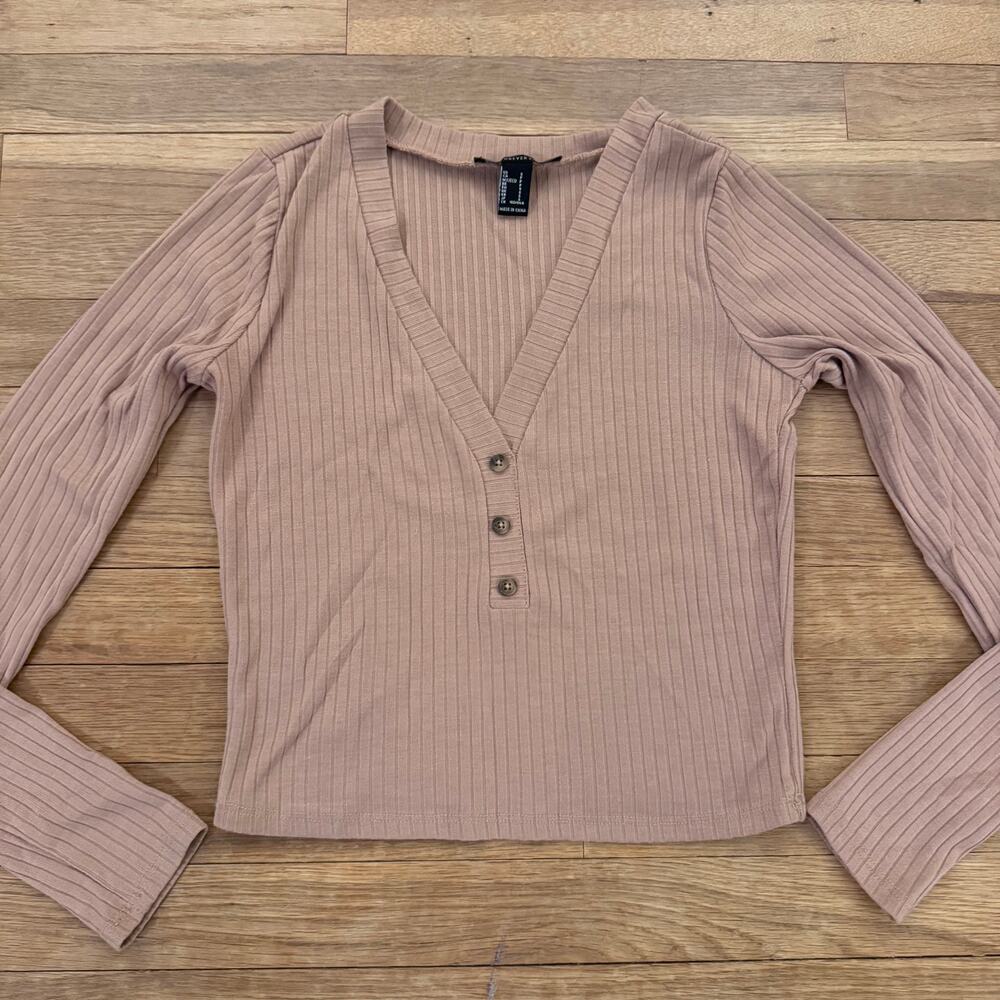 Forever 21 ribbed v-neck crop top sweater with three button accent sz small
b3